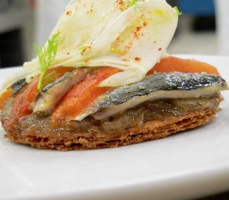 Tarte fine à la tomate et sardine, moutarde et fenouil