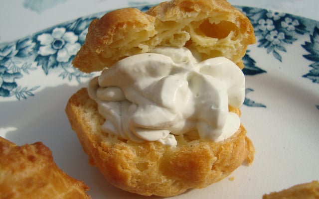 Gougères et chantilly à la Fourme d'Ambert