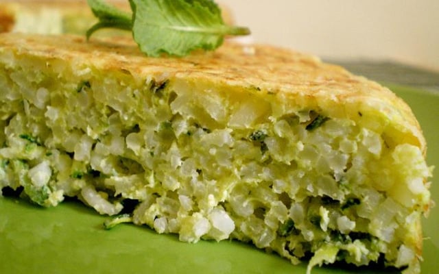 Gâteau de riz aux courgettes, menthe et vache qui rit