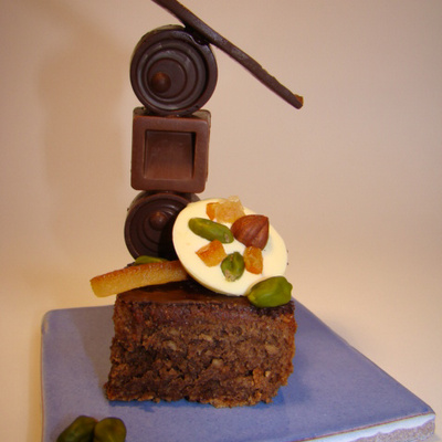 Ma petite pyramide de douceurs : mirliton cacao agrumes confits, chocolat caramel fleur de sel, chocolat ganache gianduja et mendiant fruits secs