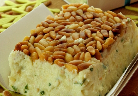 Terrine de pommes de terre aux herbes fraîches, pignons et Roquefort Papillon