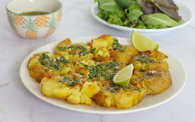 Pommes de terre tapées, sauce chimichurri