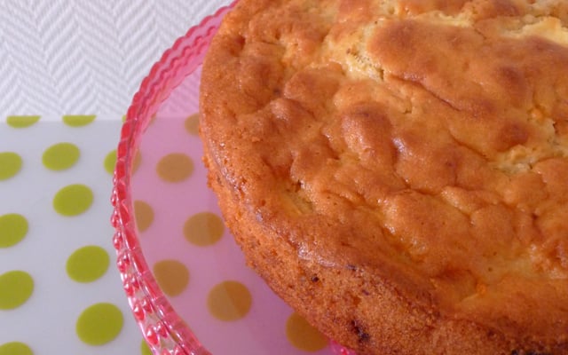 Gâteau aux pommes au beurré salé et pépites de chocolat au lait