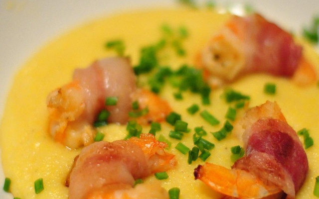 Polenta crémeuse au mascarpone et crevettes au lard