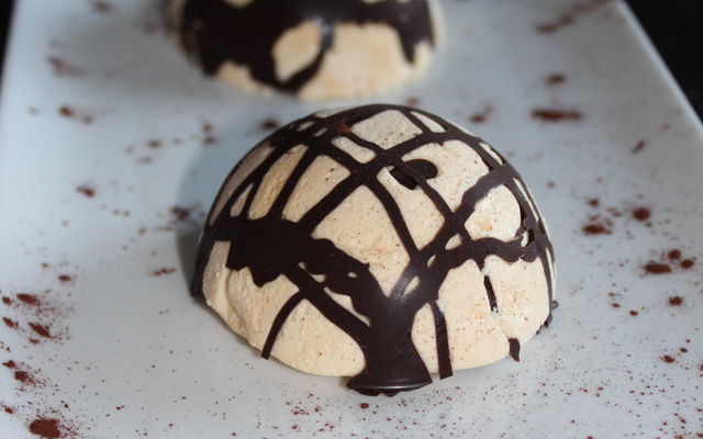 Mousse au caramel au beurre salé dans sa cage chocolat