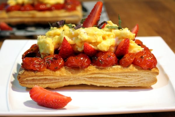 Tarte fine aux œufs brouillés, fraises fraiches & tomates confites