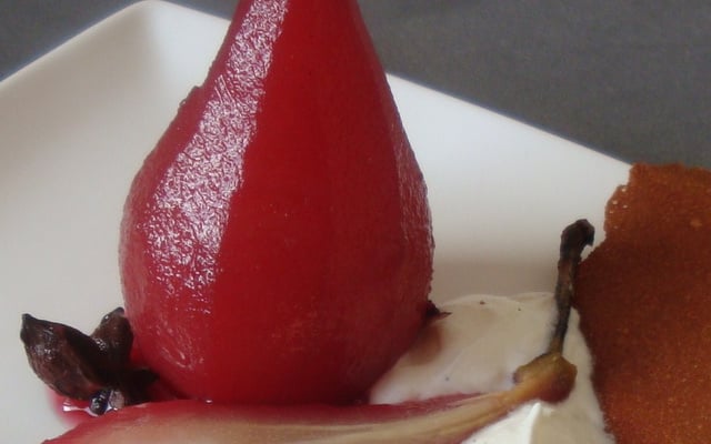 Poires pochées au jus d'hibiscus, chantilly vanillée