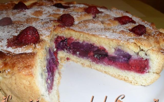 Tourte fondante aux framboises et aux poires