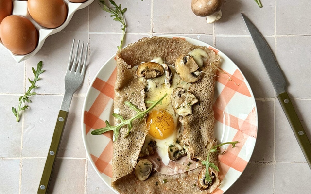 Crêpe complète au blé noir jambon champignons fromage