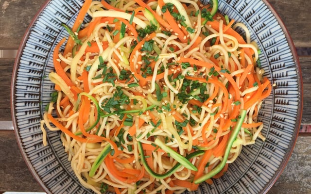 Nouilles sautées faciles aux carottes, courgettes et sauce soja