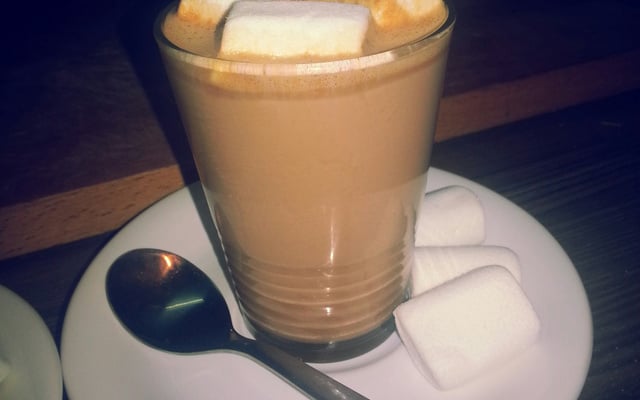 Chocolat chaud à la crème fouettée et au poivre noir