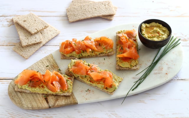 Tartines craquantes au houmous d'avocat et saumon fumé