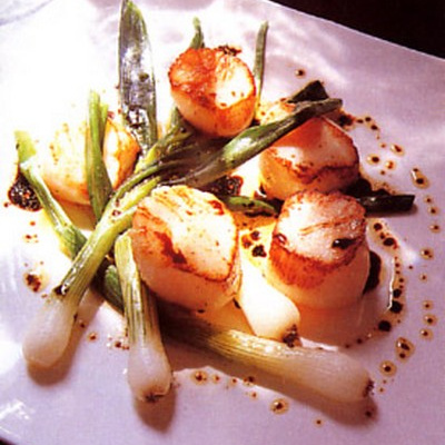 Saint-Jacques rôties et jeunes poireaux