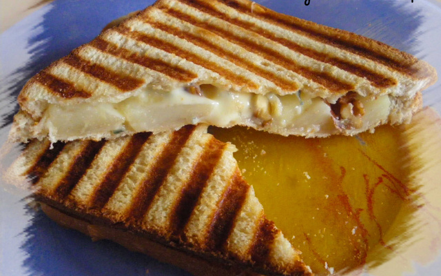 Croque monsieur poires, fourme d'Ambert, noix