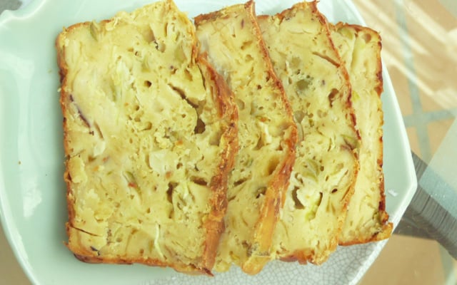 Cake aux olives, anchois, concombre et oignon