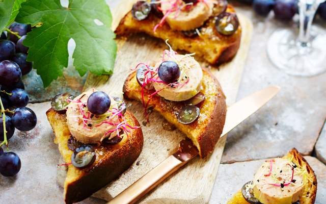 Crostinis de foie gras et Muscat du Ventoux AOP