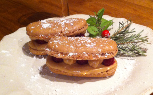 Macaron au chocolat blanc et aux framboises