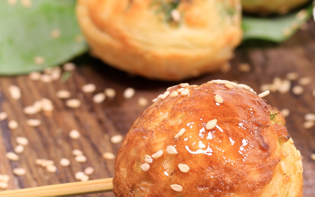 Aebleskivers salés au crabe, à la coriandre et au citron vert (crêpes danoises)