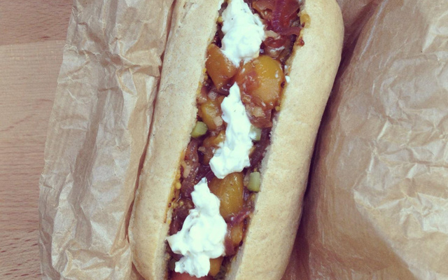 Hot-dog chutney mangue & oignons rouges