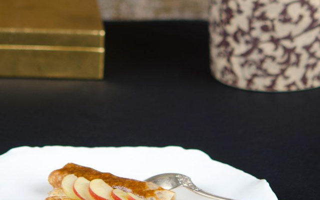 Cannelloni de crêpes aux pommes, au vin blanc et aux noix