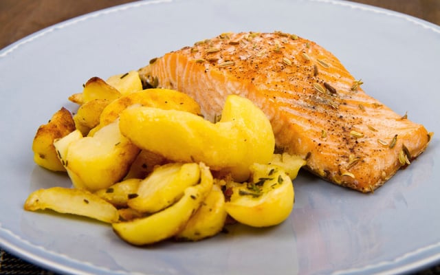 Saumon et pommes de terre au four