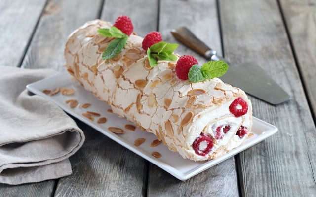 Gâteau roulé meringé aux fruits rouges