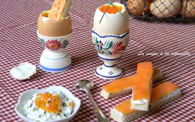 Œufs à la coque et mouillettes Harrys à la truite fumée & au St Môret®