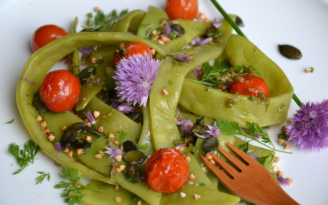 Salade de haricots plats, kasha, tomates cerise rôties et graines - sauce aillée