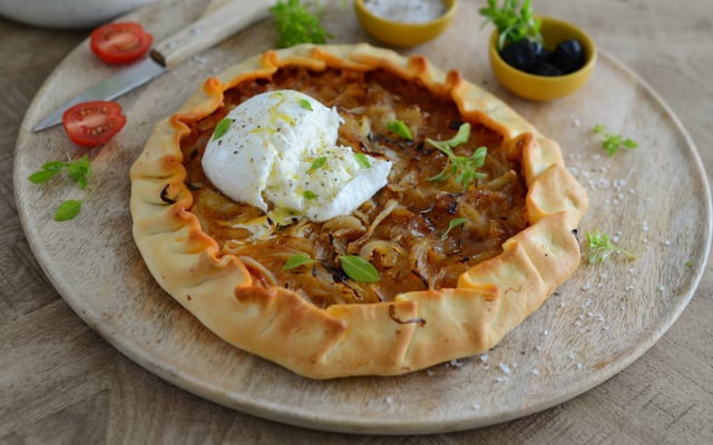 Tarte pizza à l'oignon et burrata