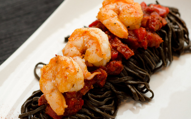 Linguine à l'encre de seiche, poivrons grillés, gambas et pimentón