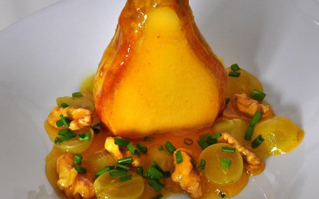 Poire rôtie au raisin et aux noix