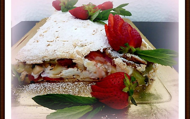 Biscuit meringué fraises, kiwis, lemon curd, chantilly