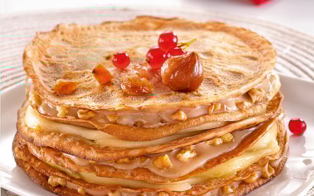 Gâteau de crêpes à la châtaigne, poires et noix