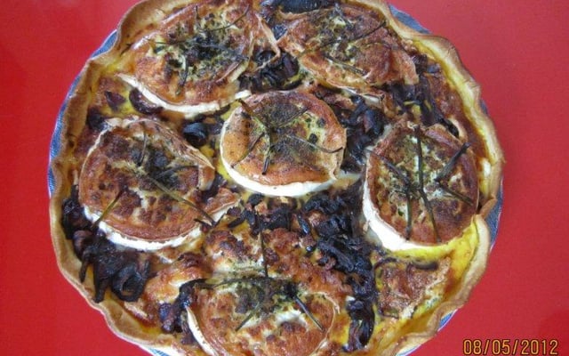 Tarte au chèvre et oignons rouges