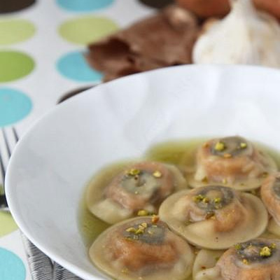 Ravioles végétariennes à l'ail et à la patate douce accompagnées de leur bouillon vert