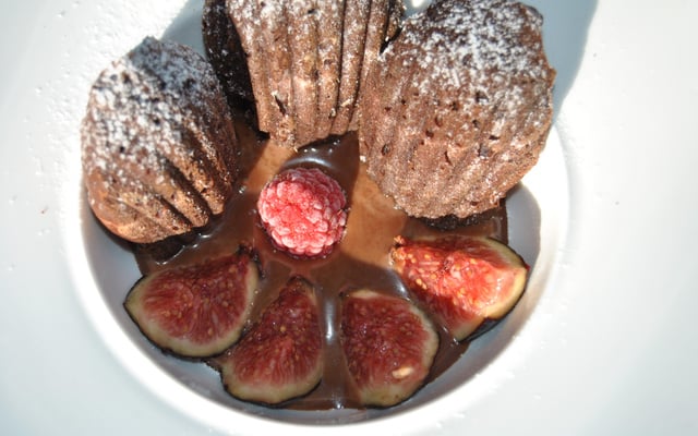 Madeleines au chocolat noir et sa sauce au chocolat au lait
