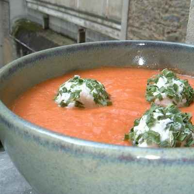 Gaspacho onctueux et billes de chèvre