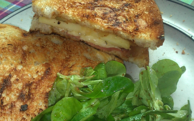 Grilled cheese aux oignons caramélisés