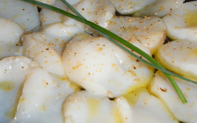 Carpaccio de saint Jacques marinées à la tonka