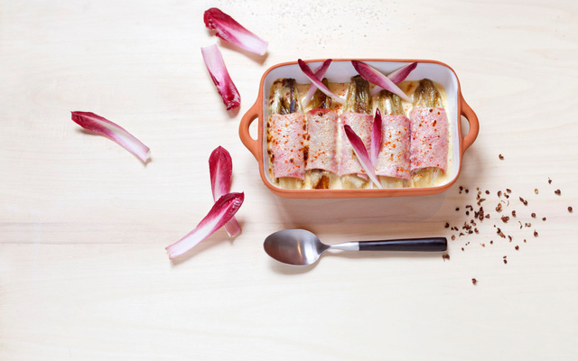 Endives braisées au miel, roulées au jambon et plumes d’endives