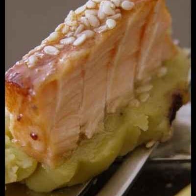 Saumon laqué, sésame et pois cassés