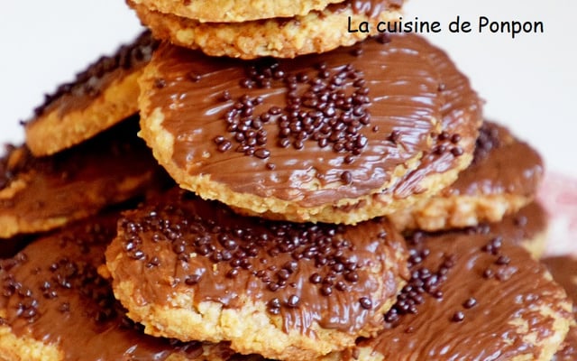 Biscuit granola et perles de chocolat