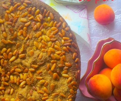 Gâteau moelleux aux abricots et aux pignons de pin