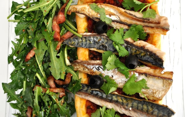 Tarte au maquereau, salade de pissenlits aux lardons