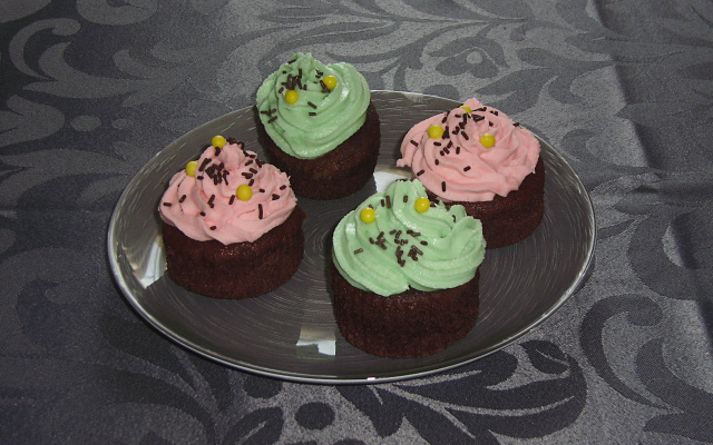 Des cupcakes au chocolat et crème au beurre vanillé à base de meringue suisse