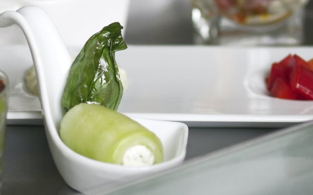 Roulés de concombre et sa chips de basilic