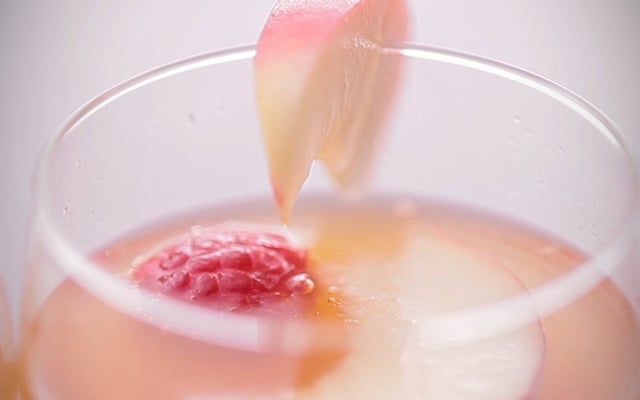 Cocktail pétillant pêches et framboises