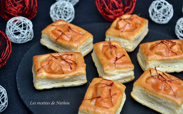 Minis bouchées feuilletées aux saint-jacques, crème tomatée au paprika et au cognac