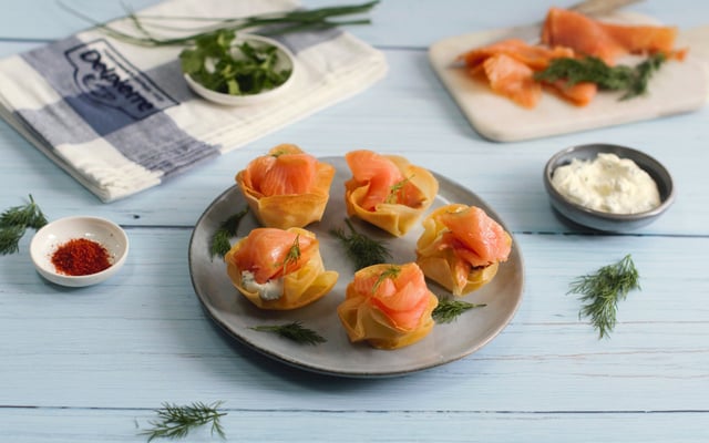Nids de feuilles de brick au fromage aux herbes et saumon fumé