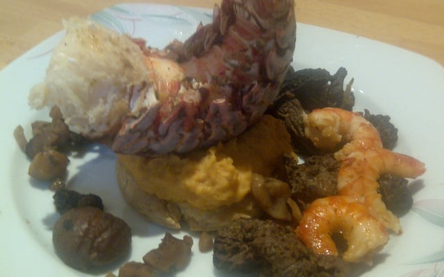 Langouste sur lit de patates douces au beurre de cacahuète, sablé à la vache qui rit, gambas au piment, fricassée de châtaignes aux morilles